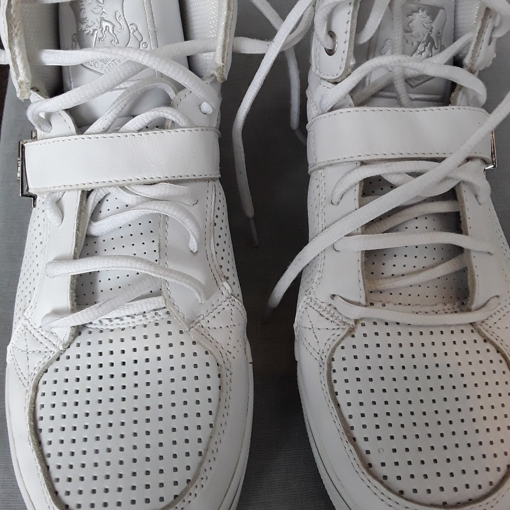 SIZE 9 VERY NICE LUXURY WHITE SNEAKERS